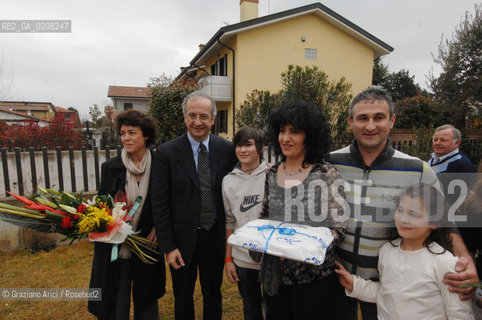 VENICE-MESTRE - 8/3/2008 - THE LEADER OF DEMOCRATIC PARTY (PARTITO DEMOCRATICO - PD) WALTER VELTRONI DELIVERS IS GOING TO HAVE A LUNCH WITH HIS WIFE FLAVIA AT FAVARETTO FAMILY HOUSE IN OLMO DI MARTELLAGO DURING AN ELECTORAL MEETING IN MESTRE ©Graziano Arici/Rosebud2 POLITICA