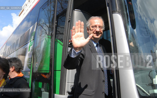 VICENZA 11/3/2008 - THE LEADER OF DEMOCRATIC PARTY (PARTITO DEMOCRATICO - PD) WALTER VELTRONI DELIVERS HIS SPEECH DURING AN ELECTORAL MEETING IN VICENZA   ©  MARTA BUSO/ARICI POLITICA