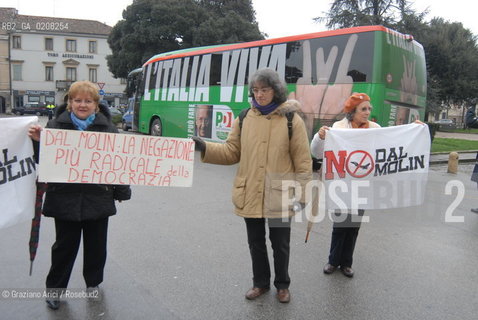 VICENZA 11/3/2008 - DEMONSTRATION OF NO AL DAL MOLIN COMITEE AGAINST THE LEADER OF DEMOCRATIC PARTY (PARTITO DEMOCRATICO - PD) WALTER VELTRONI DELIVERING HIS SPEECH DURING AN ELECTORAL MEETING IN VICENZA   ©  MARTA BUSO/ARICI POLITICA