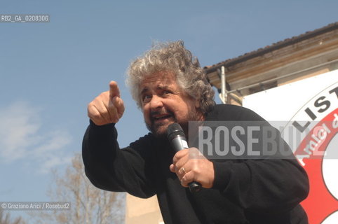 TREVISO - 6/4/2008 - THE COMEDIAN BEPPE GRILLO DELIVERS HIS SPEECH DURING AN ELECTORAL MEETING IN TREVISO FOR THE TOWN HALL ELECTIONS  ©Graziano Arici/Rosebud2 POLITICA