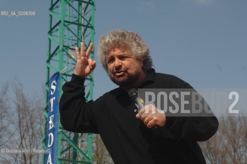 TREVISO - 6/4/2008 - THE COMEDIAN BEPPE GRILLO DELIVERS HIS SPEECH DURING AN ELECTORAL MEETING IN TREVISO FOR THE TOWN HALL ELECTIONS  ©Graziano Arici/Rosebud2 POLITICA
