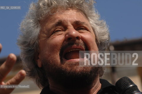 TREVISO - 6/4/2008 - THE COMEDIAN BEPPE GRILLO DELIVERS HIS SPEECH DURING AN ELECTORAL MEETING IN TREVISO FOR THE TOWN HALL ELECTIONS  ©Graziano Arici/Rosebud2 POLITICA