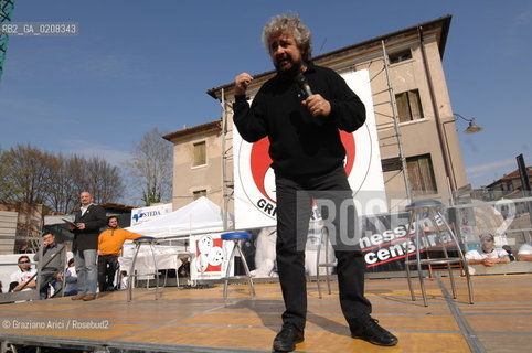 TREVISO - 6/4/2008 - THE COMEDIAN BEPPE GRILLO DELIVERS HIS SPEECH DURING AN ELECTORAL MEETING IN TREVISO FOR THE TOWN HALL ELECTIONS  ©Graziano Arici/Rosebud2 POLITICA
