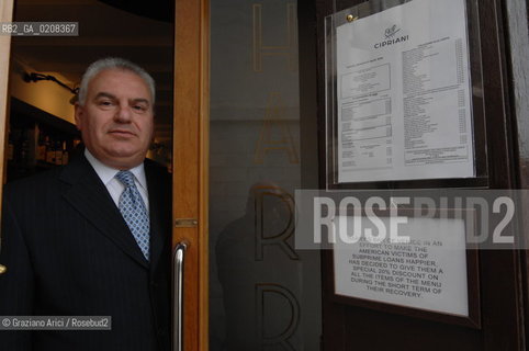 VENICE - 6/4/2008 - THE HARRYS BAR OF VENICE, THE WORLD WELL-KNOWN RESTAURANT, IN EFFORT TO MAKE THE AMERICAN VICTIMS OF SUBPRIME LOANS HAPPIER, HAS DECIDED TO GIVE THEM A SPECIAL 20% DISCOUNT ON ALL THE ITEMS OF THE MENU DURING THE SHORT TERM OF THEIR RECOVERY : THE HARRYS BAR MANAGER MARIO BERTON ©Graziano Arici/Rosebud2