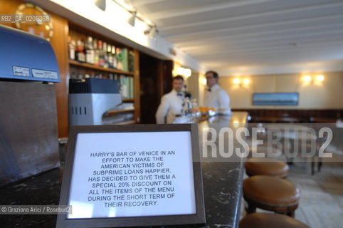 VENICE - 6/4/2008 - THE HARRYS BAR OF VENICE, THE WORLD WELL-KNOWN RESTAURANT, IN EFFORT TO MAKE THE AMERICAN VICTIMS OF SUBPRIME LOANS HAPPIER, HAS DECIDED TO GIVE THEM A SPECIAL 20% DISCOUNT ON ALL THE ITEMS OF THE MENU DURING THE SHORT TERM OF THEIR RECOVERY ©Graziano Arici/Rosebud2