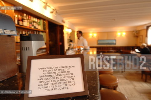 VENICE - 6/4/2008 - THE HARRYS BAR OF VENICE, THE WORLD WELL-KNOWN RESTAURANT, IN EFFORT TO MAKE THE AMERICAN VICTIMS OF SUBPRIME LOANS HAPPIER, HAS DECIDED TO GIVE THEM A SPECIAL 20% DISCOUNT ON ALL THE ITEMS OF THE MENU DURING THE SHORT TERM OF THEIR RECOVERY ©Graziano Arici/Rosebud2