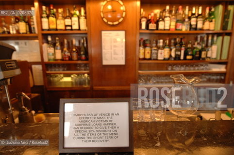 VENICE - 6/4/2008 - THE HARRYS BAR OF VENICE, THE WORLD WELL-KNOWN RESTAURANT, IN EFFORT TO MAKE THE AMERICAN VICTIMS OF SUBPRIME LOANS HAPPIER, HAS DECIDED TO GIVE THEM A SPECIAL 20% DISCOUNT ON ALL THE ITEMS OF THE MENU DURING THE SHORT TERM OF THEIR RECOVERY ©Graziano Arici/Rosebud2