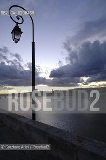 ARLES (PROVENCE, FRANCE) APRILE 2008 IL FIUME RODANO  ©Graziano Arici/Rosebud2 LAMPIONE GEO