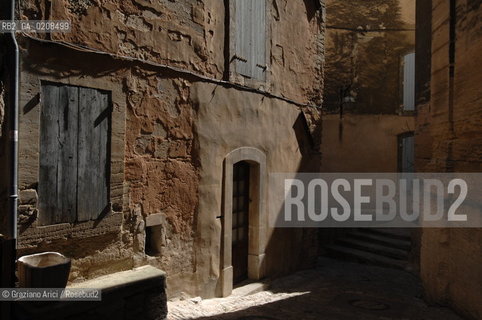 GORDES (PROVENCE, FRANCE) APRILE 2008  ©Graziano Arici/Rosebud2  PORTA FINESTRA GEO