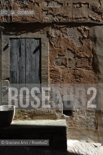 GORDES (PROVENCE, FRANCE) APRILE 2008  ©Graziano Arici/Rosebud2  PORTA FINESTRA GEO