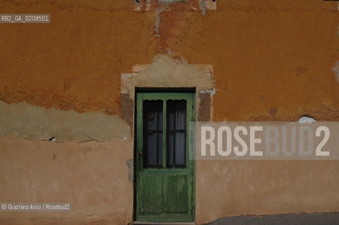 ROUSSILLON (PROVENCE, FRANCE) APRILE 2008 PORTA FINESTRA ©Graziano Arici/Rosebud2  COLORE GEO