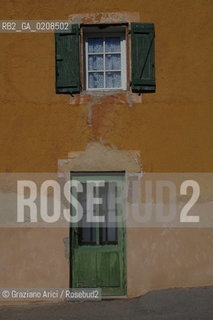 ROUSSILLON (PROVENCE, FRANCE) APRILE 2008 PORTA FINESTRA ©Graziano Arici/Rosebud2  COLORE GEO