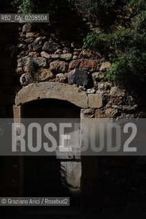 ROUSSILLON (PROVENCE, FRANCE) APRILE 2008 PORTA FINESTRA ©Graziano Arici/Rosebud2  COLORE GEO