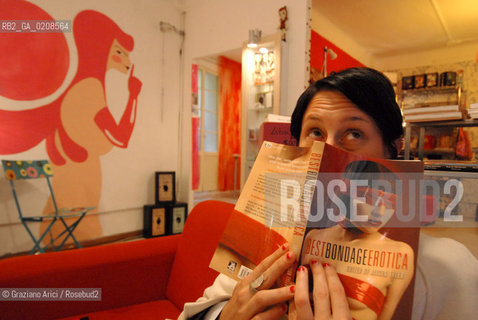 BOLOGNA, 17.04.2008. VIA RIALTO 23, INTERNO DEL NEGOZIO BETTY&BOOKS,PRIMO SEXY SHOP AUTOGESTITO DA DONNE E RIVOLTO ALLE DONNE IN ITALIA. BETTY& BOOKS : THE FIRST ITALIAN FEMINIST SEXY SHOP FOR WOMANE © MARTABUSO/ARICI/GRAZIANERI FEMMINISMO FEMMINILE
