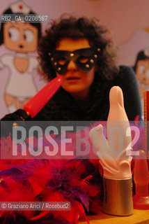 BOLOGNA, 17.04.2008. VIA RIALTO 23, INTERNO DEL NEGOZIO BETTY&BOOKS,PRIMO SEXY SHOP AUTOGESTITO DA DONNE E RIVOLTO ALLE DONNE IN ITALIA. BETTY& BOOKS : THE FIRST ITALIAN FEMINIST SEXY SHOP FOR WOMANE © MARTABUSO/ARICI/GRAZIANERI FEMMINISMO FEMMINILE