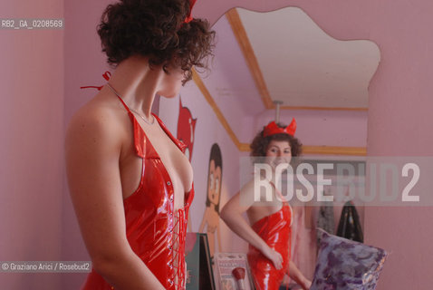 BOLOGNA, 17.04.2008. VIA RIALTO 23, INTERNO DEL NEGOZIO BETTY&BOOKS,PRIMO SEXY SHOP AUTOGESTITO DA DONNE E RIVOLTO ALLE DONNE IN ITALIA. BETTY& BOOKS : THE FIRST ITALIAN FEMINIST SEXY SHOP FOR WOMANE © MARTABUSO/ARICI/GRAZIANERI FEMMINISMO FEMMINILE