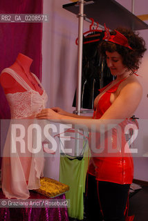 BOLOGNA, 17.04.2008. VIA RIALTO 23, INTERNO DEL NEGOZIO BETTY&BOOKS,PRIMO SEXY SHOP AUTOGESTITO DA DONNE E RIVOLTO ALLE DONNE IN ITALIA. BETTY& BOOKS : THE FIRST ITALIAN FEMINIST SEXY SHOP FOR WOMANE © MARTABUSO/ARICI/GRAZIANERI FEMMINISMO FEMMINILE