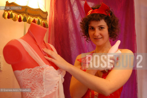 BOLOGNA, 17.04.2008. VIA RIALTO 23, INTERNO DEL NEGOZIO BETTY&BOOKS,PRIMO SEXY SHOP AUTOGESTITO DA DONNE E RIVOLTO ALLE DONNE IN ITALIA. BETTY& BOOKS : THE FIRST ITALIAN FEMINIST SEXY SHOP FOR WOMANE © MARTABUSO/ARICI/GRAZIANERI FEMMINISMO FEMMINILE