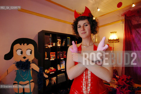 BOLOGNA, 17.04.2008. VIA RIALTO 23, INTERNO DEL NEGOZIO BETTY&BOOKS,PRIMO SEXY SHOP AUTOGESTITO DA DONNE E RIVOLTO ALLE DONNE IN ITALIA. BETTY& BOOKS : THE FIRST ITALIAN FEMINIST SEXY SHOP FOR WOMANE © MARTABUSO/ARICI/GRAZIANERI FEMMINISMO FEMMINILE