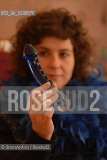 BOLOGNA, 17.04.2008. VIA RIALTO 23, INTERNO DEL NEGOZIO BETTY&BOOKS,PRIMO SEXY SHOP AUTOGESTITO DA DONNE E RIVOLTO ALLE DONNE IN ITALIA. BETTY& BOOKS : THE FIRST ITALIAN FEMINIST SEXY SHOP FOR WOMANE © MARTABUSO/ARICI/GRAZIANERI FEMMINISMO FEMMINILE