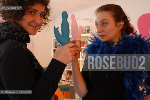 BOLOGNA, 17.04.2008. VIA RIALTO 23, INTERNO DEL NEGOZIO BETTY&BOOKS,PRIMO SEXY SHOP AUTOGESTITO DA DONNE E RIVOLTO ALLE DONNE IN ITALIA. BETTY& BOOKS : THE FIRST ITALIAN FEMINIST SEXY SHOP FOR WOMANE © MARTABUSO/ARICI/GRAZIANERI FEMMINISMO FEMMINILE