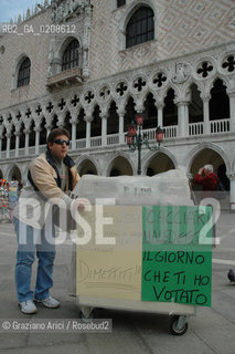 Piazza San Marco. Protesta venditori di grano per lordinanza comunale di revoca di vendita in piazza.