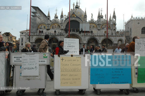 Piazza San Marco. Protesta venditori di grano per lordinanza comunale di revoca di vendita in piazza.