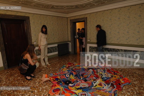 VENICE 11/5/08 - OPENING OF THE CLAUDIO BUZIOL FOUNDATION IN PALAZZO MANGILLI-VALMARANA: THE PERFORMANCE OF THE ARTIST ALDO LANZINI YOU PLAY YOU LOSE, YOU PLAY YOU WIN, YOU PLAY ©Graziano Arici/Rosebud2 REPLAY MODA ARTE