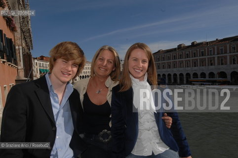 VENICE 11/5/08 - OPENING OF THE CLAUDIO BUZIOL FOUNDATION IN PALAZZO MANGILLI-VALMARANA: THE PRESIDENT PAOLA DAMETTO BUZIOL WITH HER CHILDREN SILVIA AND GIAMPAOLO  ©Graziano Arici/Rosebud2 REPLAY MODA ARTE