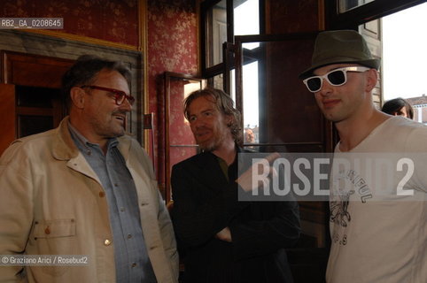 VENICE 11/5/08 - OPENING OF THE CLAUDIO BUZIOL FOUNDATION IN PALAZZO MANGILLI-VALMARANA: THE PHOTOGRAPH OLIVIERO TOSCANI WITH THE ARTISTIC CURATOR RENZO DI RIENZO AND THE ARTIST NICO VASCELLARI ©Graziano Arici/Rosebud2 REPLAY MODA ARTE