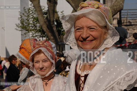 ARLES (FRANCE, PROVENCE) 1 MAY 2008 - 1 MAY HOLIDAY - FETE DES GARDIANS - HOLIDAY OF THE CAMARGUE CATTLE FARMER IN FRONT OF THE CHURCH OF NOTRE DAME LA MAJOR ©Graziano Arici/Rosebud2 CAVALLO FESTA DEI GARDIANS COSTUME MAGGIO GIOIELLO PROVENZA CAPPELLO BAMBINO GEO