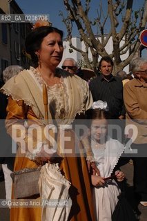 ARLES (FRANCE, PROVENCE) 1 MAY 2008 - 1 MAY HOLIDAY - FETE DES GARDIANS - HOLIDAY OF THE CAMARGUE CATTLE FARMER IN FRONT OF THE CHURCH OF NOTRE DAME LA MAJOR ©Graziano Arici/Rosebud2 CAVALLO FESTA DEI GARDIANS COSTUME MAGGIO GIOIELLO PROVENZA CAPPELLO BAMBINO GEO