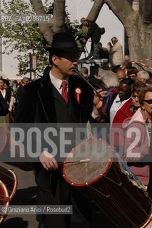 ARLES (FRANCE, PROVENCE) 1 MAY 2008 - 1 MAY HOLIDAY - FETE DES GARDIANS - HOLIDAY OF THE CAMARGUE CATTLE FARMER IN FRONT OF THE CHURCH OF NOTRE DAME LA MAJOR ©Graziano Arici/Rosebud2 CAVALLO FESTA DEI GARDIANS COSTUME MAGGIO GIOIELLO PROVENZA CAPPELLO BAMBINO GEO