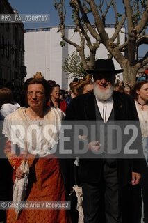 ARLES (FRANCE, PROVENCE) 1 MAY 2008 - 1 MAY HOLIDAY - FETE DES GARDIANS - HOLIDAY OF THE CAMARGUE CATTLE FARMER IN FRONT OF THE CHURCH OF NOTRE DAME LA MAJOR ©Graziano Arici/Rosebud2 CAVALLO FESTA DEI GARDIANS COSTUME MAGGIO GIOIELLO PROVENZA CAPPELLO BAMBINO GEO