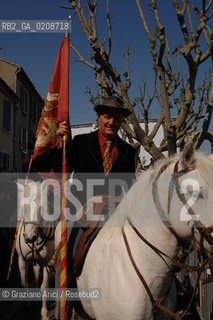 ARLES (FRANCE, PROVENCE) 1 MAY 2008 - 1 MAY HOLIDAY - FETE DES GARDIANS - HOLIDAY OF THE CAMARGUE CATTLE FARMER IN FRONT OF THE CHURCH OF NOTRE DAME LA MAJOR ©Graziano Arici/Rosebud2 CAVALLO FESTA DEI GARDIANS COSTUME MAGGIO GIOIELLO PROVENZA CAPPELLO BAMBINO GEO
