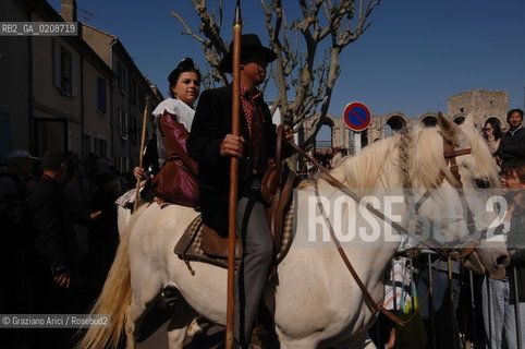 ARLES (FRANCE, PROVENCE) 1 MAY 2008 - 1 MAY HOLIDAY - FETE DES GARDIANS - HOLIDAY OF THE CAMARGUE CATTLE FARMER IN FRONT OF THE CHURCH OF NOTRE DAME LA MAJOR ©Graziano Arici/Rosebud2 CAVALLO FESTA DEI GARDIANS COSTUME MAGGIO GIOIELLO PROVENZA CAPPELLO BAMBINO GEO