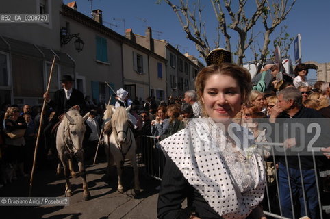 ARLES (FRANCE, PROVENCE) 1 MAY 2008 - 1 MAY HOLIDAY - FETE DES GARDIANS - HOLIDAY OF THE CAMARGUE CATTLE FARMER IN FRONT OF THE CHURCH OF NOTRE DAME LA MAJOR ©Graziano Arici/Rosebud2 CAVALLO FESTA DEI GARDIANS COSTUME MAGGIO GIOIELLO PROVENZA CAPPELLO BAMBINO GEO