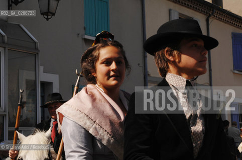 ARLES (FRANCE, PROVENCE) 1 MAY 2008 - 1 MAY HOLIDAY - FETE DES GARDIANS - HOLIDAY OF THE CAMARGUE CATTLE FARMER IN FRONT OF THE CHURCH OF NOTRE DAME LA MAJOR ©Graziano Arici/Rosebud2 CAVALLO FESTA DEI GARDIANS COSTUME MAGGIO GIOIELLO PROVENZA CAPPELLO BAMBINO GEO