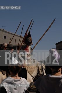 ARLES (FRANCE, PROVENCE) 1 MAY 2008 - 1 MAY HOLIDAY - FETE DES GARDIANS - HOLIDAY OF THE CAMARGUE CATTLE FARMER IN FRONT OF THE CHURCH OF NOTRE DAME LA MAJOR ©Graziano Arici/Rosebud2 CAVALLO FESTA DEI GARDIANS COSTUME MAGGIO GIOIELLO PROVENZA CAPPELLO BAMBINO GEO