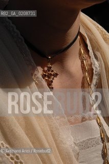 ARLES (FRANCE, PROVENCE) 1 MAY 2008 - 1 MAY HOLIDAY - FETE DES GARDIANS - HOLIDAY OF THE CAMARGUE CATTLE FARMER IN FRONT OF THE CHURCH OF NOTRE DAME LA MAJOR ©Graziano Arici/Rosebud2 CAVALLO FESTA DEI GARDIANS COSTUME MAGGIO GIOIELLO PROVENZA CAPPELLO BAMBINO GEO