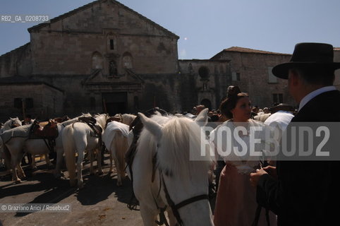 ARLES (FRANCE, PROVENCE) 1 MAY 2008 - 1 MAY HOLIDAY - FETE DES GARDIANS - HOLIDAY OF THE CAMARGUE CATTLE FARMER IN FRONT OF THE CHURCH OF NOTRE DAME LA MAJOR ©Graziano Arici/Rosebud2 CAVALLO FESTA DEI GARDIANS COSTUME MAGGIO GIOIELLO PROVENZA CAPPELLO BAMBINO GEO
