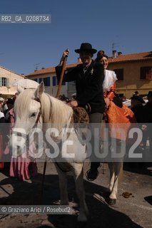 ARLES (FRANCE, PROVENCE) 1 MAY 2008 - 1 MAY HOLIDAY - FETE DES GARDIANS - HOLIDAY OF THE CAMARGUE CATTLE FARMER IN FRONT OF THE CHURCH OF NOTRE DAME LA MAJOR ©Graziano Arici/Rosebud2 CAVALLO FESTA DEI GARDIANS COSTUME MAGGIO GIOIELLO PROVENZA CAPPELLO BAMBINO GEO