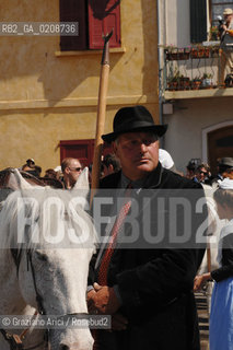 ARLES (FRANCE, PROVENCE) 1 MAY 2008 - 1 MAY HOLIDAY - FETE DES GARDIANS - HOLIDAY OF THE CAMARGUE CATTLE FARMER IN FRONT OF THE CHURCH OF NOTRE DAME LA MAJOR ©Graziano Arici/Rosebud2 CAVALLO FESTA DEI GARDIANS COSTUME MAGGIO GIOIELLO PROVENZA CAPPELLO BAMBINO GEO