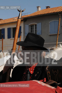 ARLES (FRANCE, PROVENCE) 1 MAY 2008 - 1 MAY HOLIDAY - FETE DES GARDIANS - HOLIDAY OF THE CAMARGUE CATTLE FARMER IN FRONT OF THE CHURCH OF NOTRE DAME LA MAJOR ©Graziano Arici/Rosebud2 CAVALLO FESTA DEI GARDIANS COSTUME MAGGIO GIOIELLO PROVENZA CAPPELLO BAMBINO GEO