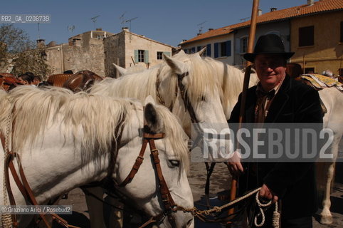 ARLES (FRANCE, PROVENCE) 1 MAY 2008 - 1 MAY HOLIDAY - FETE DES GARDIANS - HOLIDAY OF THE CAMARGUE CATTLE FARMER IN FRONT OF THE CHURCH OF NOTRE DAME LA MAJOR ©Graziano Arici/Rosebud2 CAVALLO FESTA DEI GARDIANS COSTUME MAGGIO GIOIELLO PROVENZA CAPPELLO BAMBINO GEO