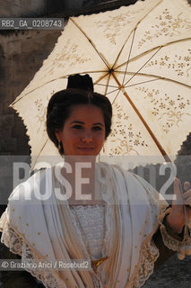 ARLES (FRANCE, PROVENCE) 1 MAY 2008 - 1 MAY HOLIDAY - FETE DES GARDIANS - HOLIDAY OF THE CAMARGUE CATTLE FARMER IN FRONT OF THE CHURCH OF NOTRE DAME LA MAJOR ©Graziano Arici/Rosebud2 CAVALLO FESTA DEI GARDIANS COSTUME MAGGIO GIOIELLO PROVENZA CAPPELLO BAMBINO GEO