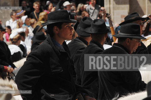 ARLES (FRANCE, PROVENCE) 1 MAY 2008 - 1 MAY HOLIDAY - FETE DES GARDIANS - HOLIDAY OF THE CAMARGUE CATTLE FARMER AND ELECTION OF ARLES QUEEN IN PLACE DE LA REPUBLIQUE ©Graziano Arici/Rosebud2 CAVALLO FESTA DEI GARDIANS COSTUME MAGGIO GIOIELLO PROVENZA CAPPELLO BAMBINO GEO