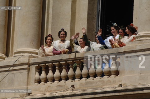 ARLES (FRANCE, PROVENCE) 1 MAY 2008 - 1 MAY HOLIDAY - FETE DES GARDIANS - HOLIDAY OF THE CAMARGUE CATTLE FARMER AND ELECTION OF ARLES QUEEN IN PLACE DE LA REPUBLIQUE ©Graziano Arici/Rosebud2 CAVALLO FESTA DEI GARDIANS COSTUME MAGGIO GIOIELLO PROVENZA CAPPELLO BAMBINO GEO