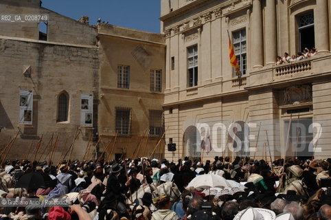 ARLES (FRANCE, PROVENCE) 1 MAY 2008 - 1 MAY HOLIDAY - FETE DES GARDIANS - HOLIDAY OF THE CAMARGUE CATTLE FARMER AND ELECTION OF ARLES QUEEN IN PLACE DE LA REPUBLIQUE ©Graziano Arici/Rosebud2 CAVALLO FESTA DEI GARDIANS COSTUME MAGGIO GIOIELLO PROVENZA CAPPELLO BAMBINO GEO