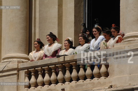 ARLES (FRANCE, PROVENCE) 1 MAY 2008 - 1 MAY HOLIDAY - FETE DES GARDIANS - HOLIDAY OF THE CAMARGUE CATTLE FARMER AND ELECTION OF ARLES QUEEN IN PLACE DE LA REPUBLIQUE ©Graziano Arici/Rosebud2 CAVALLO FESTA DEI GARDIANS COSTUME MAGGIO GIOIELLO PROVENZA CAPPELLO BAMBINO GEO